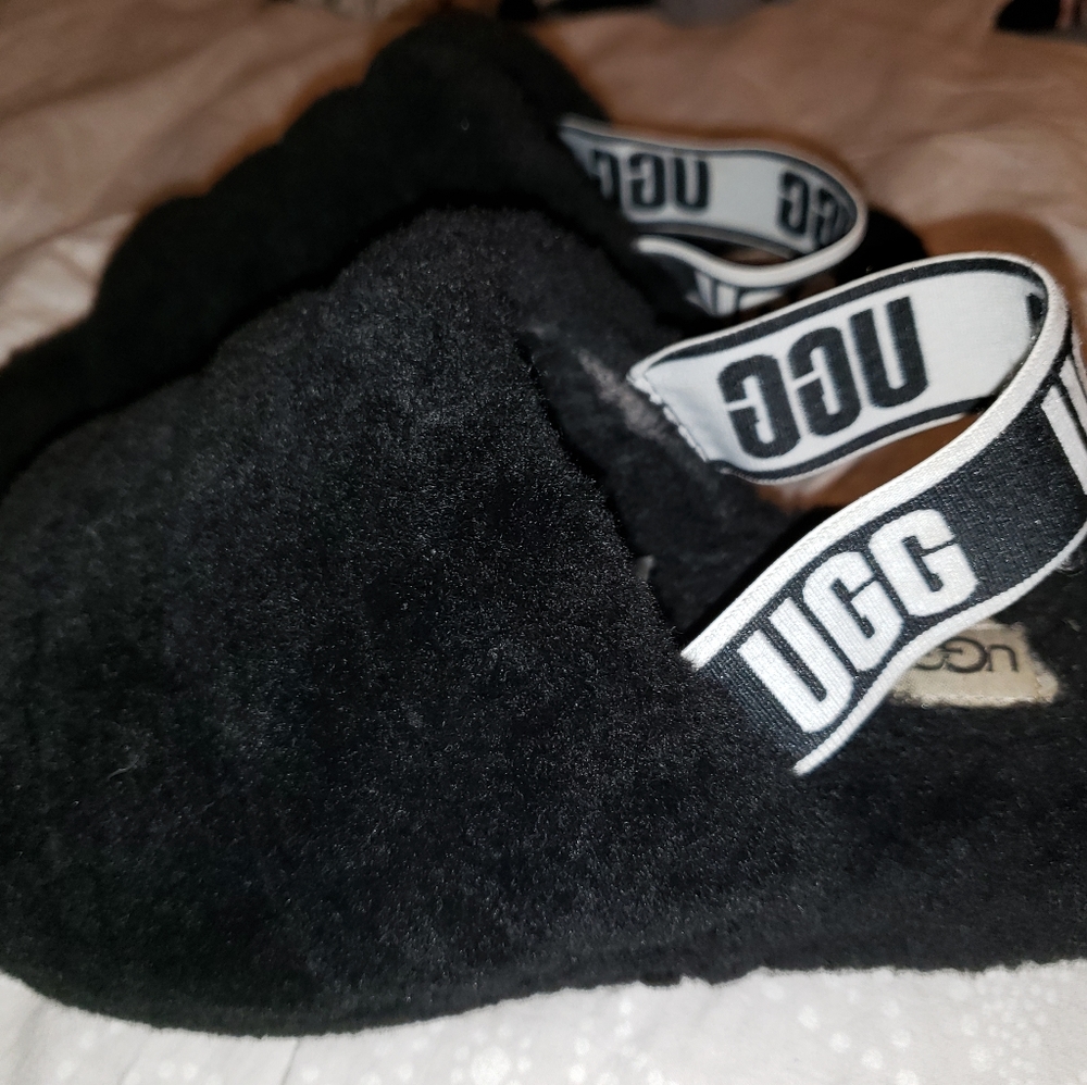 BLACK FUZZY UGG SLIPPERS